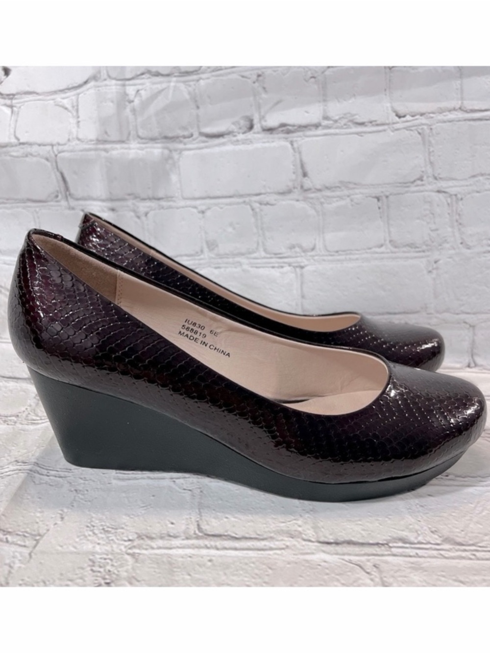 HEAVENLY SOLES Women's Burgundy Patent Leather Look Snakeskin Textured Wedges-9